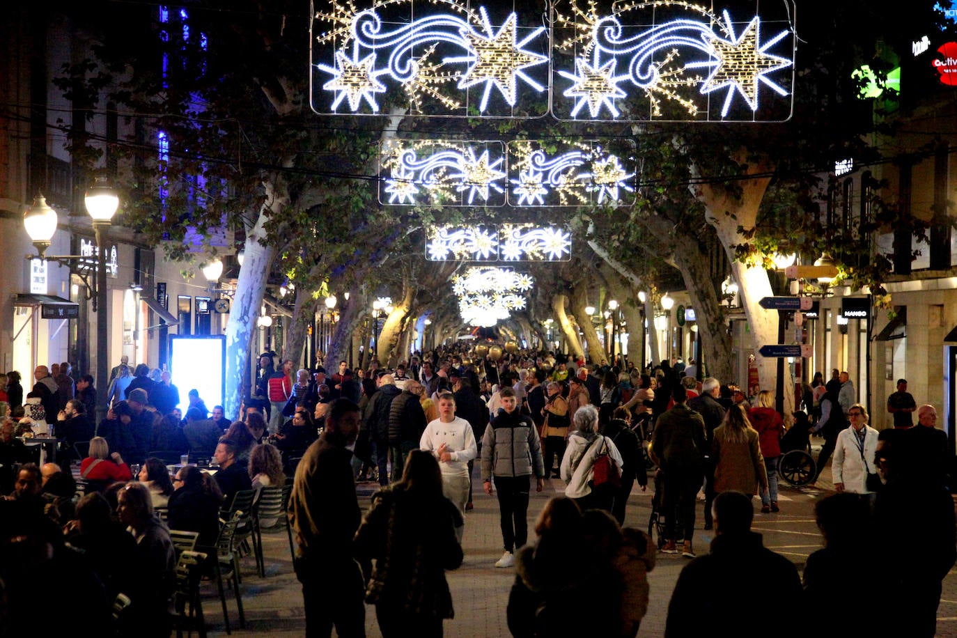 Comercio y público encienden la &#039;Nit de Llum&#039; de Dénia