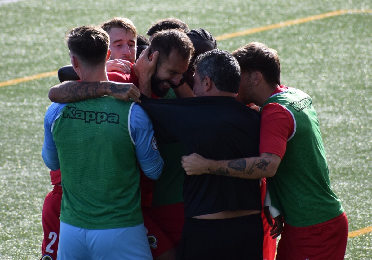 El ayudante de Torrecilla, Félix Carvallo, y varios jugadores abrazan a Josema tras el empate.