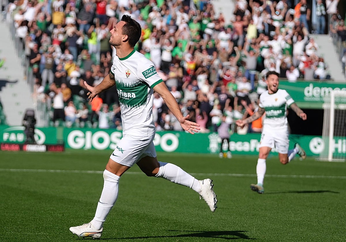 Imagen principal - Imágenes de la derrota del Elche esta tarde en el Martínez Valero ante el Cartagena.