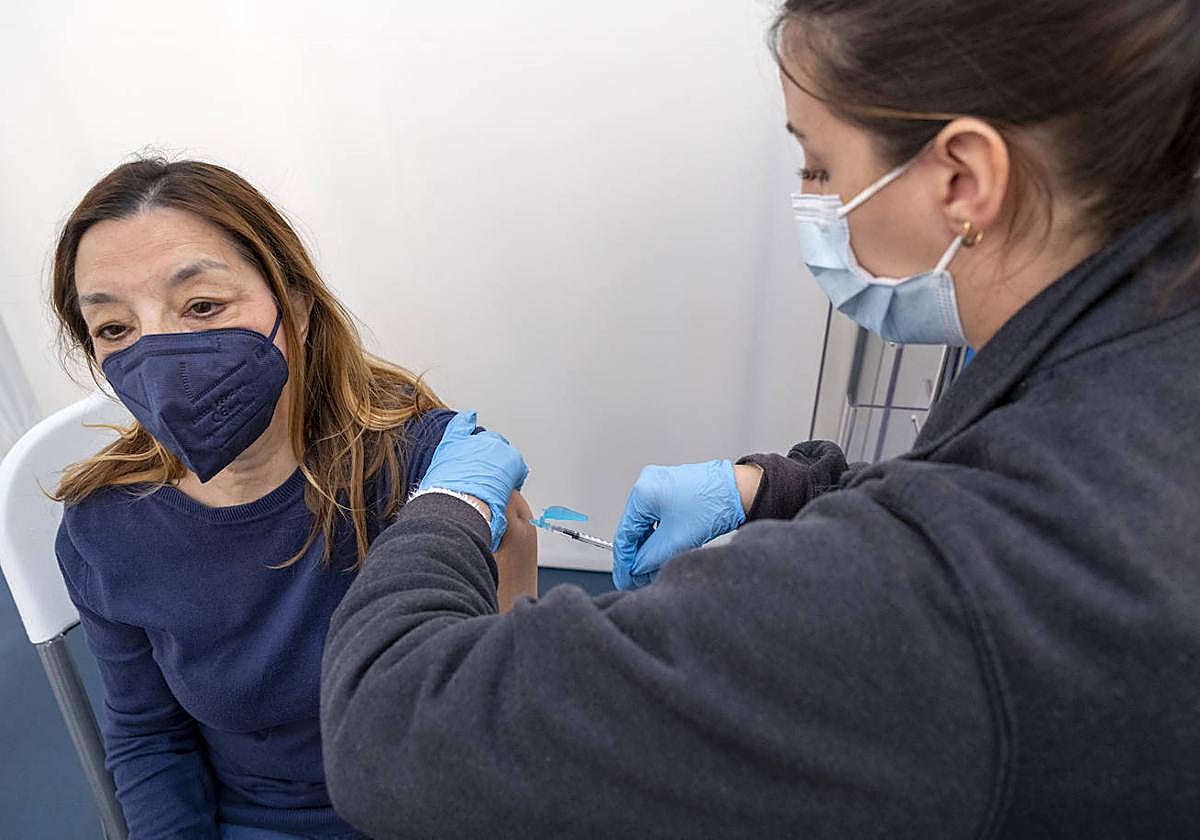 Una sanitaria adminsitra una vacuna contra la gripe en el Hospital General de Alicante.