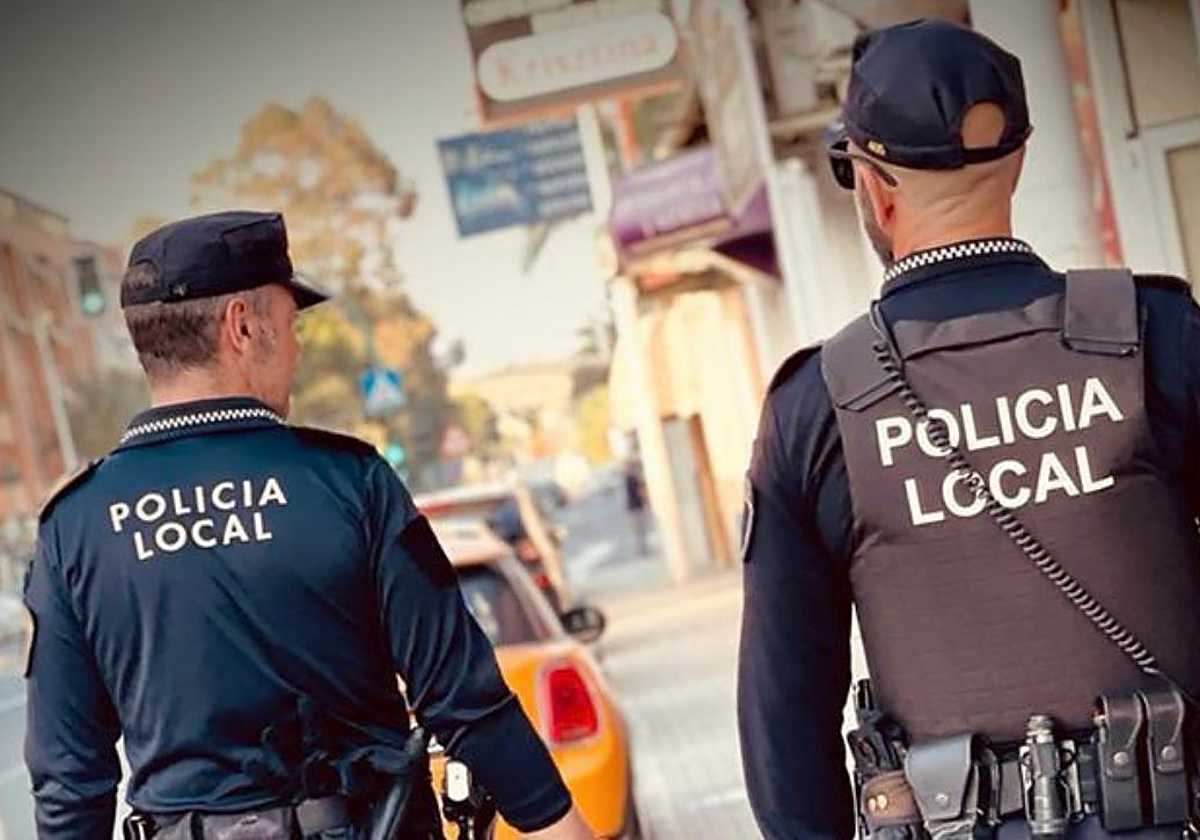 Agentes de la Policía Local de Elche durante sus labores.