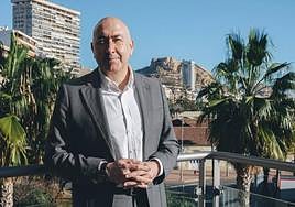 Alejandro Soler, secretario general del PSPV, con una panorámica de Alicante.
