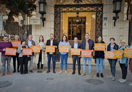Concejales de Compromís en una concentración frente a la Diputación de Alicante.