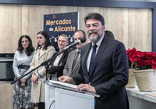 Barcala durante el brindis de los Mercados de Alicante.
