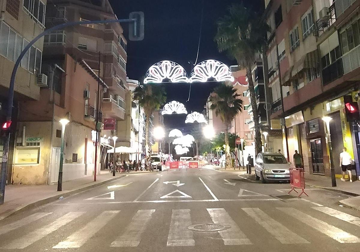 Calle Pinoso, lugar de plantà de la hoguera Carolinas Altas.