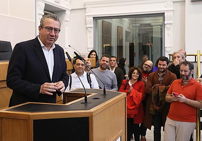 El presidente de la Diputación (izq) con los periodistas de fondo.