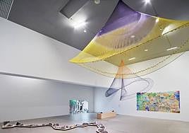 Vista de la exposición Carolina Caycedo. Tierra de amistad, 2023. Cortesía Museo de Arte Contemporáneo del País Vasco, Artium Museoa. Foto erredehierro