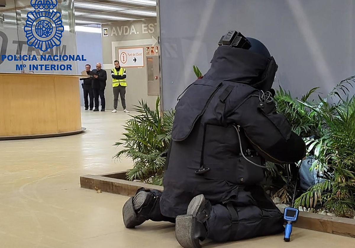 Artificiero de la Policía Nacional durante un simulacro.