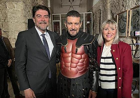 Antonio Banderas durante el rodaje de su nueva película en el castillo de Santa Bárbara.