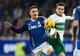 Febas disputa el balón con un jugador del Oviedo