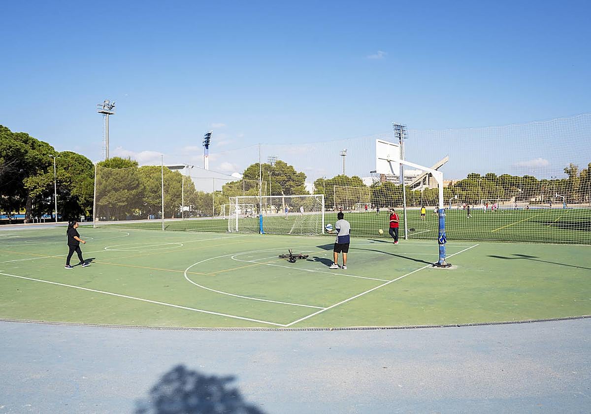 Alicantinos disfrutan de una jornada de ejercicio en el monte Tossal en pleno diciembre.
