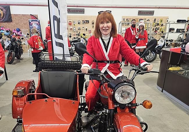 La concejala Begoña León en una de las motoclicletas de la Papanoelada.
