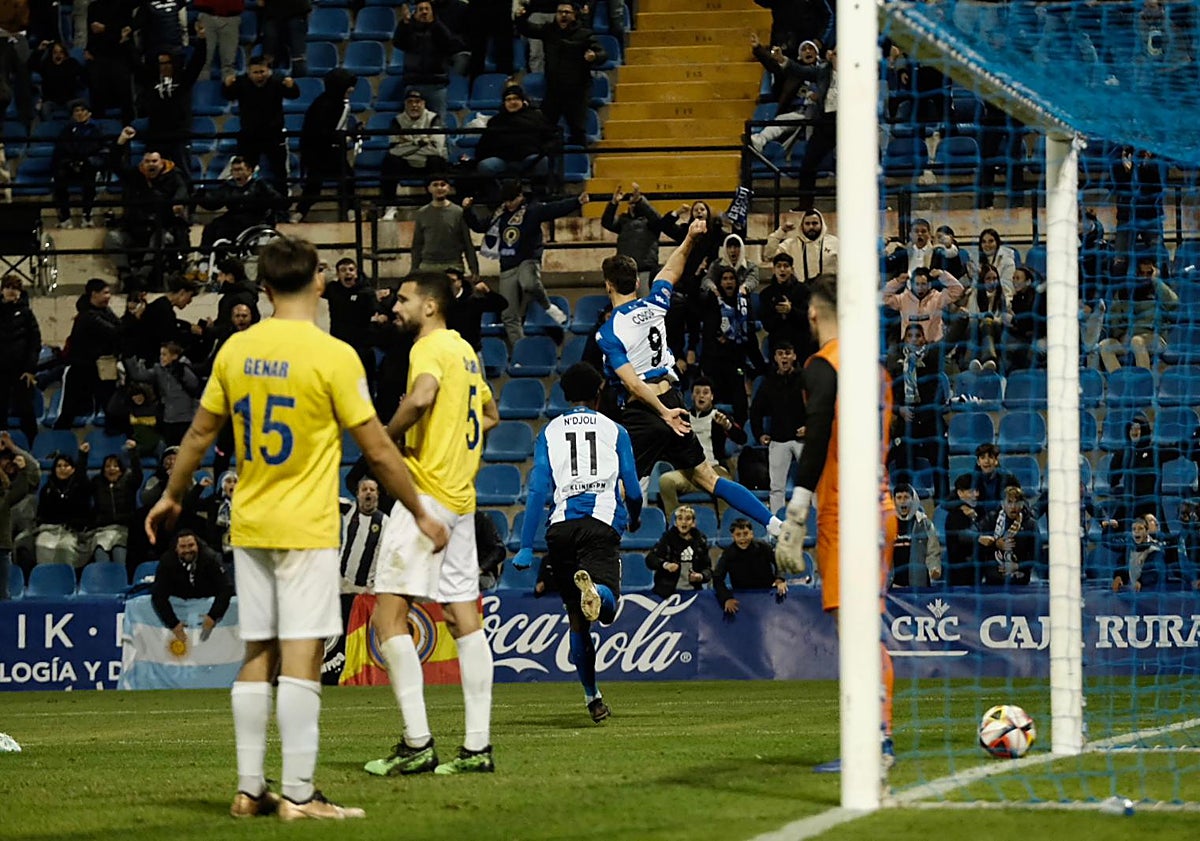 Imagen principal - Coscia celebra el empate a dos, Samu Vázquez ha sido frenado por Aleix Roig y Torrecilla ha dejado un recado a Míchel Herrero en rueda de prensa.