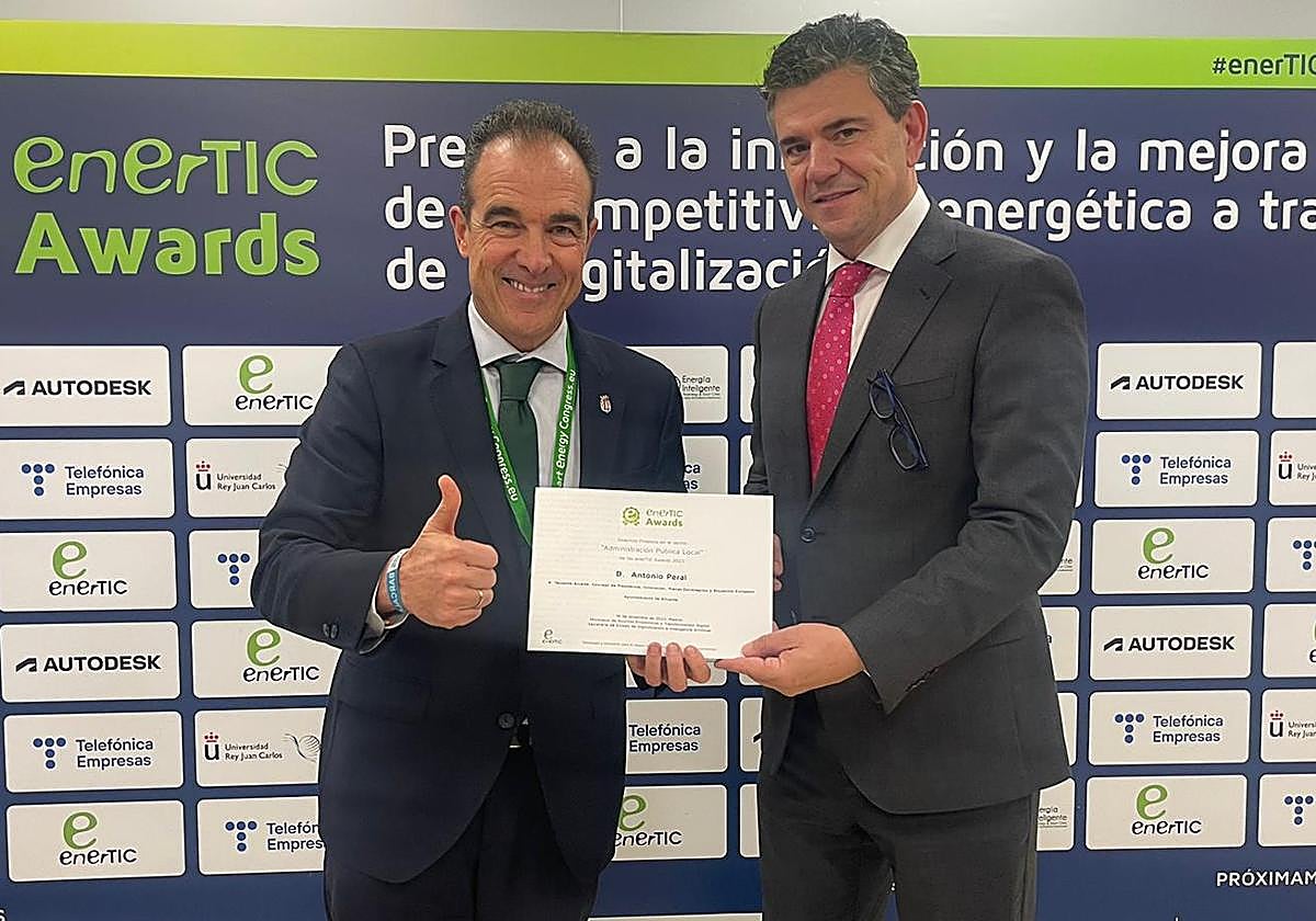 El edil alicantino (izq), recibiendo el reconocimiento este jueves en Madrid.