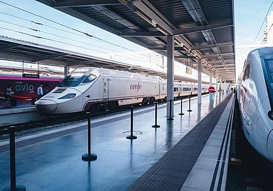 Trenes de Ouigo, Avlo y AVE en la estación de Alicante.