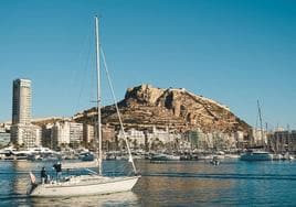 El puerto de Alicante y el castillo que preside la ciudad.