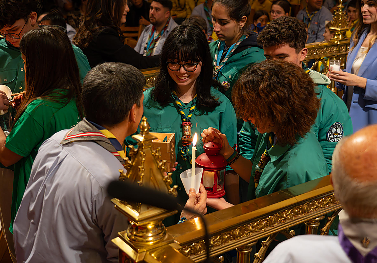 Momento de la recogida de la Luz en Murcia.