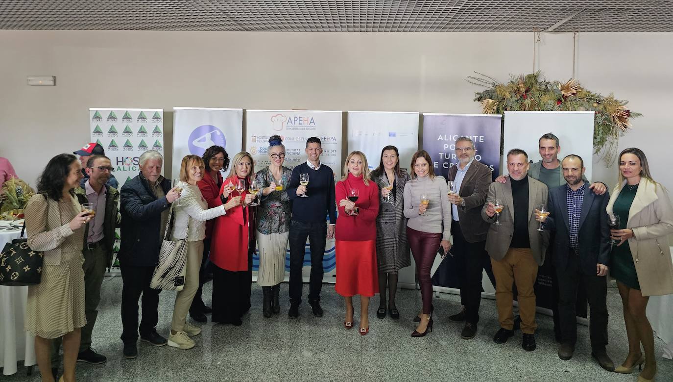 Nuria Montes junto a representantes del sector turística en el CdT de Alicante.