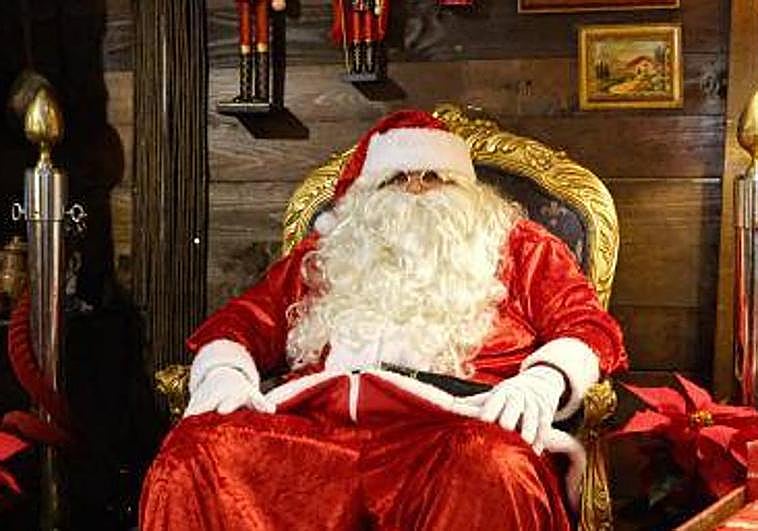 Papá Noel espera en su hogar la llegada a Elche.