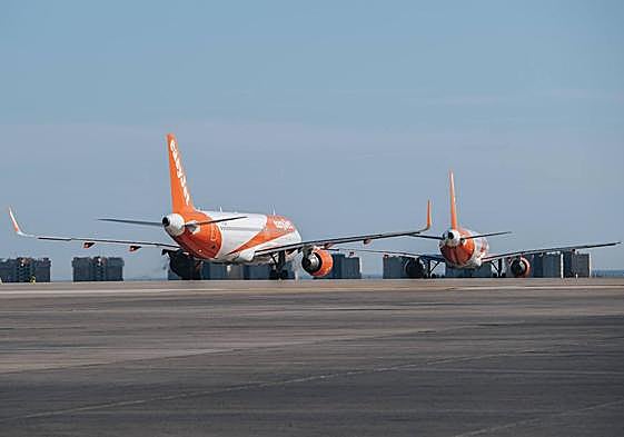 Aviones de la compañía británica EasyJet en la pista de despegue.