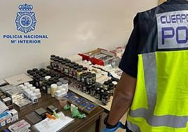 Un policía con las sustancias incautadas en la operación.