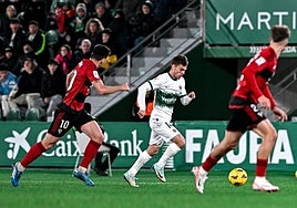 Aleix Febas conduce el balón perseguido por un jugador del Mirandés