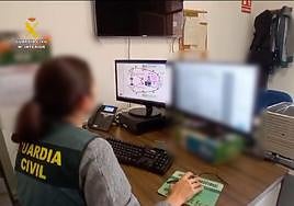 Una agente de la Guardia Civil durante la 'Operación Zumpro'.