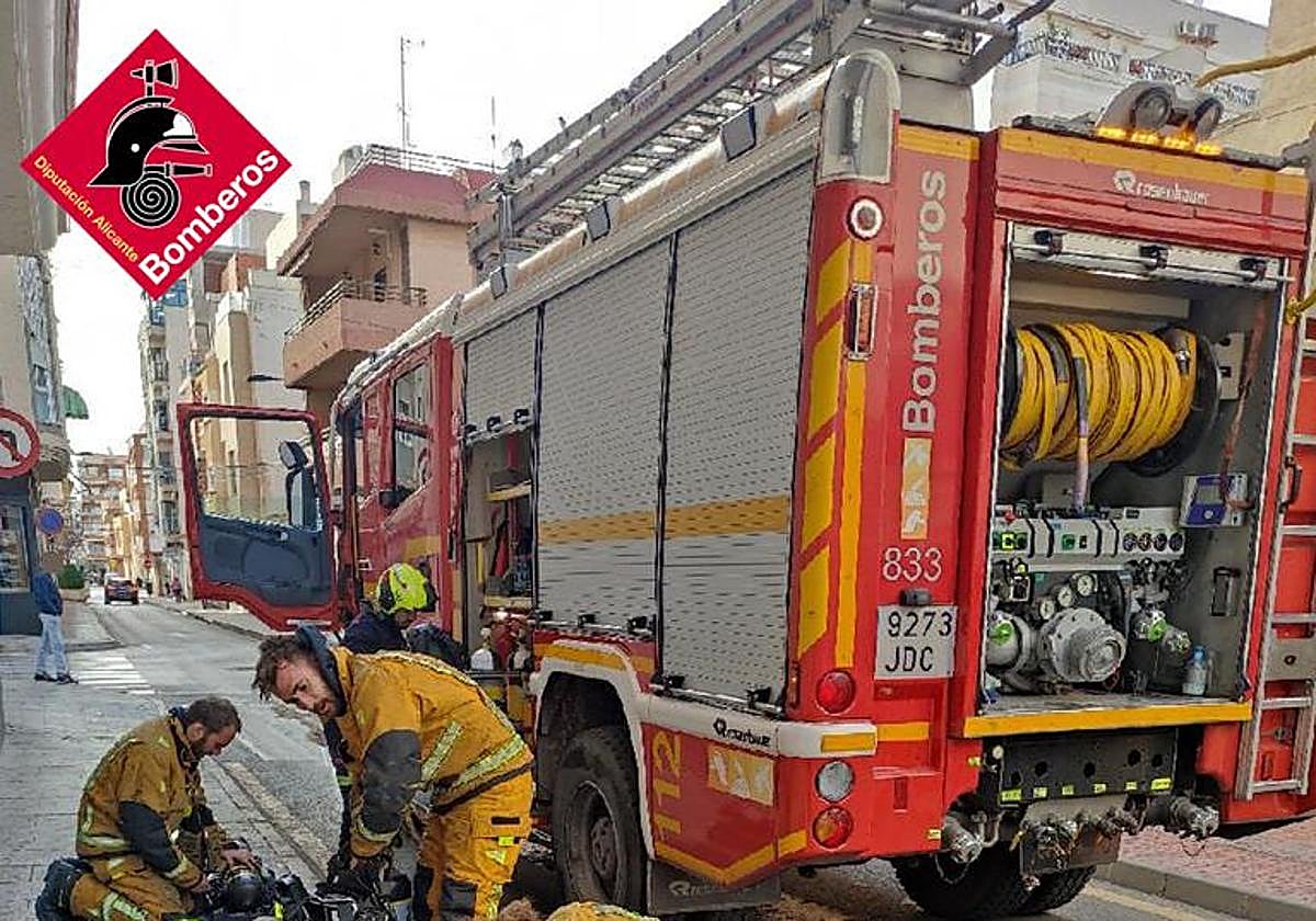 Los bomberos durante las labores de extinción del incendio.
