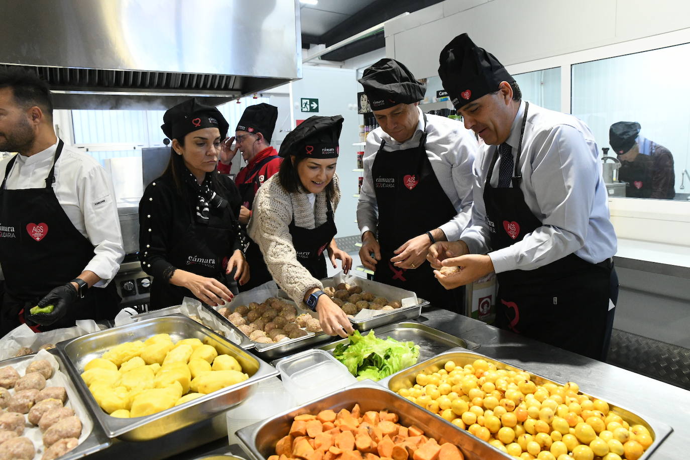 Los grandes chef dan el toque al cocido solidario de AGS