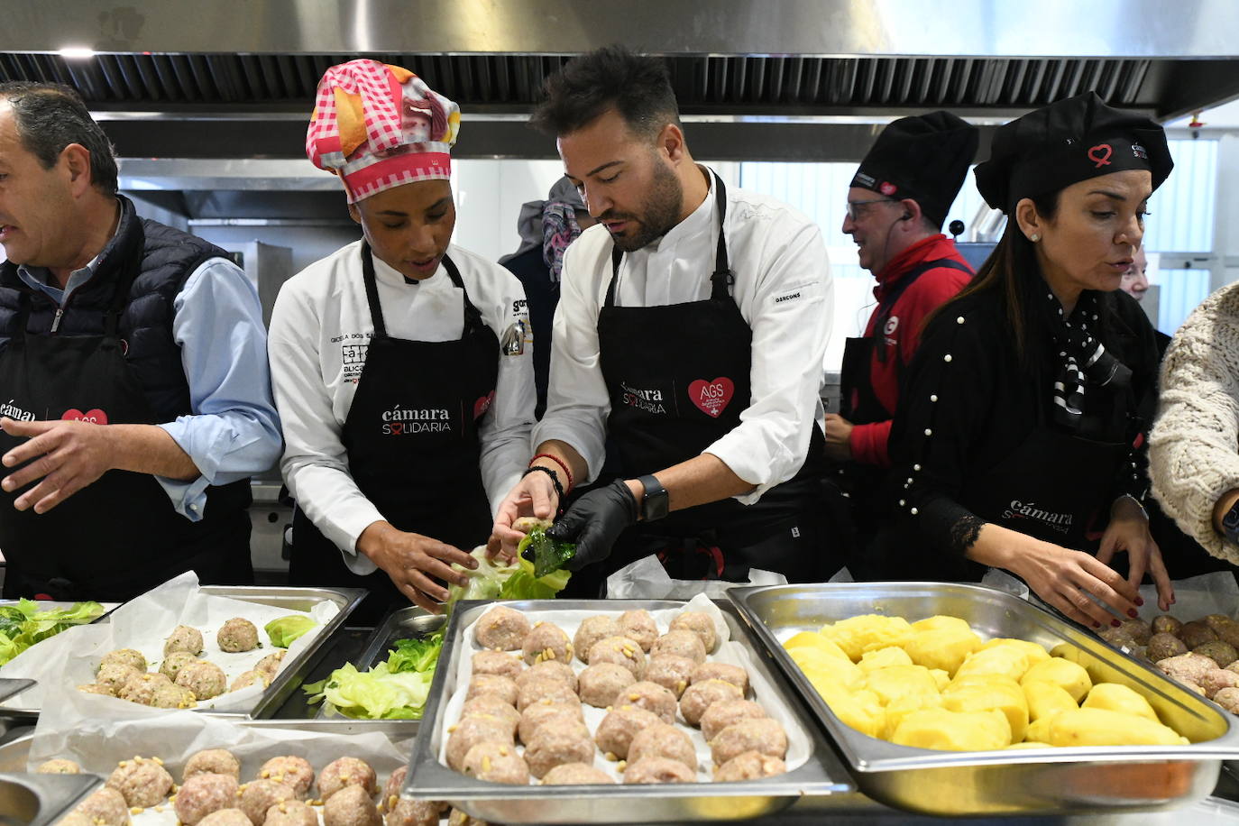 Los grandes chef dan el toque al cocido solidario de AGS