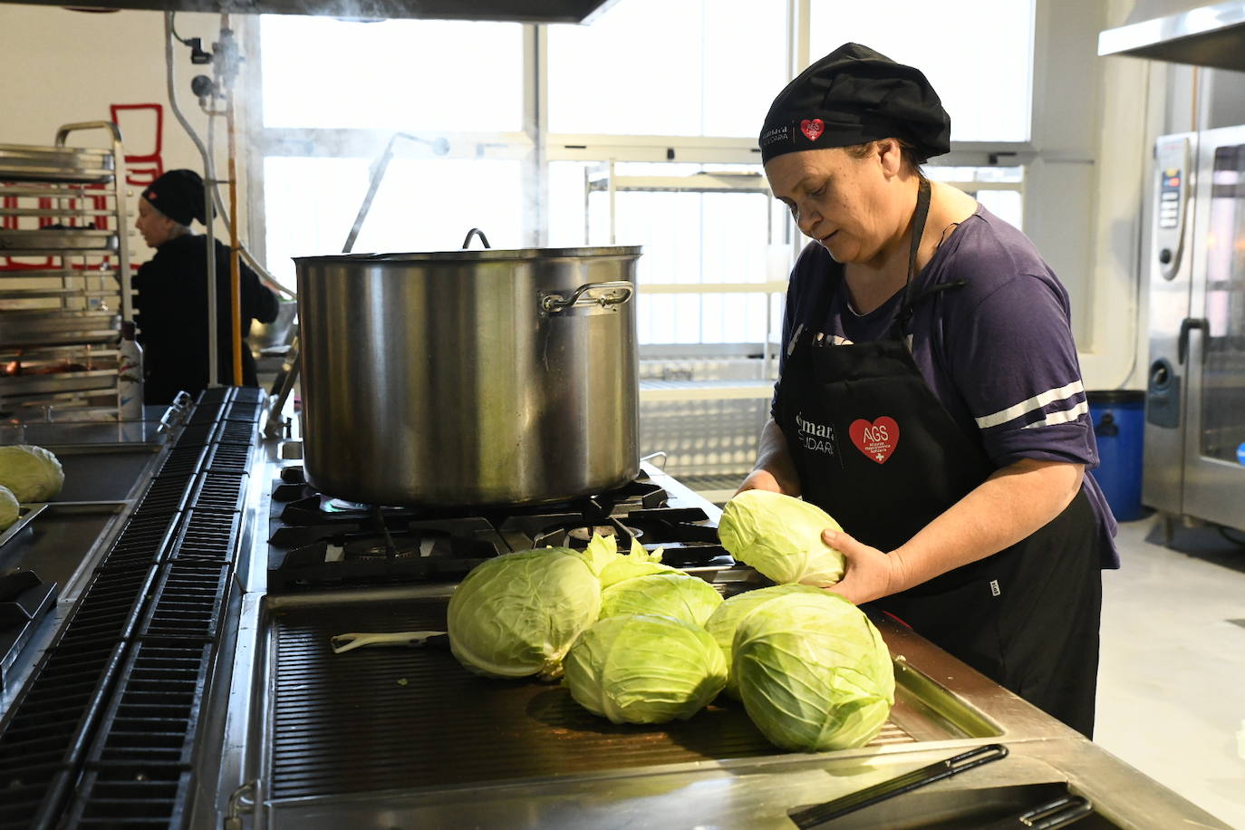 Los grandes chef dan el toque al cocido solidario de AGS