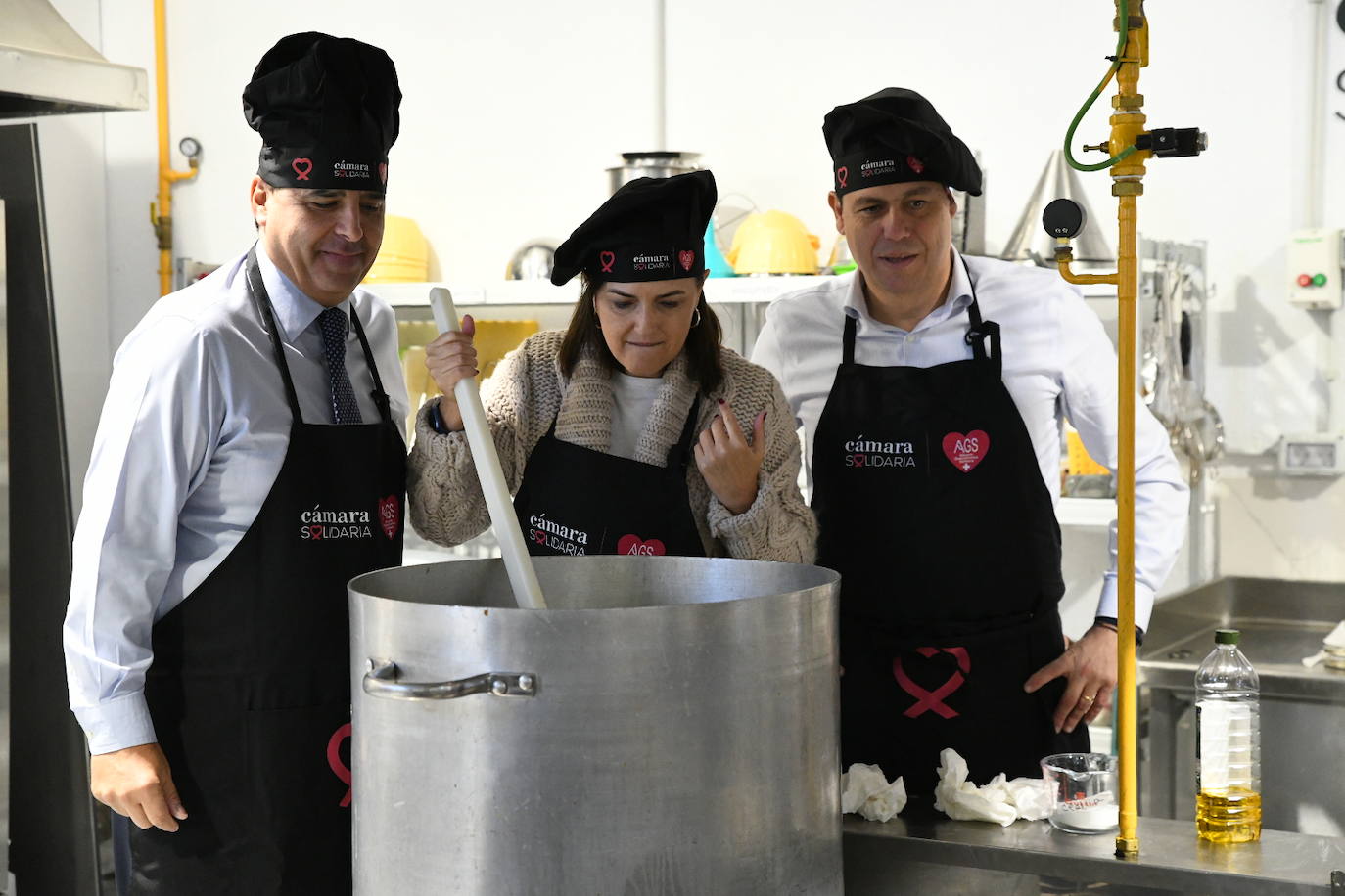 Los grandes chef dan el toque al cocido solidario de AGS
