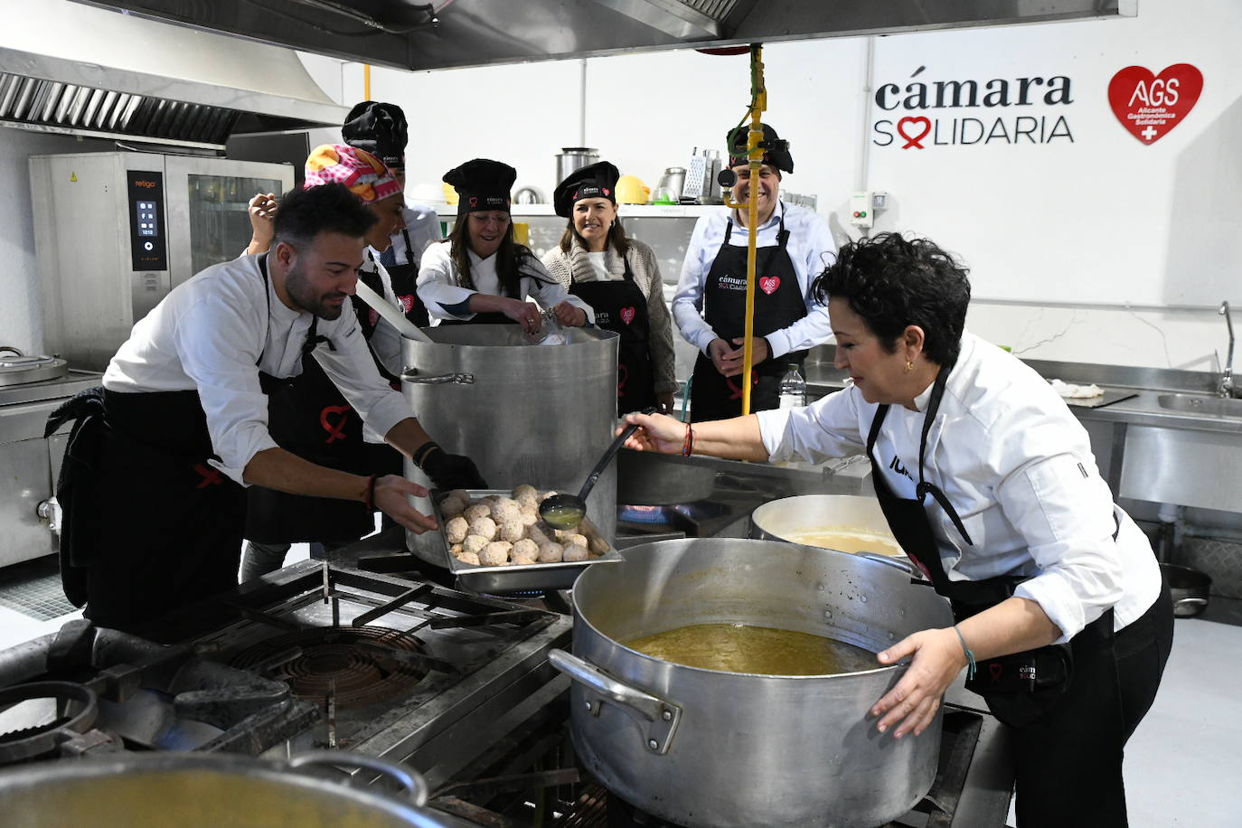 Los grandes chef dan el toque al cocido solidario de AGS