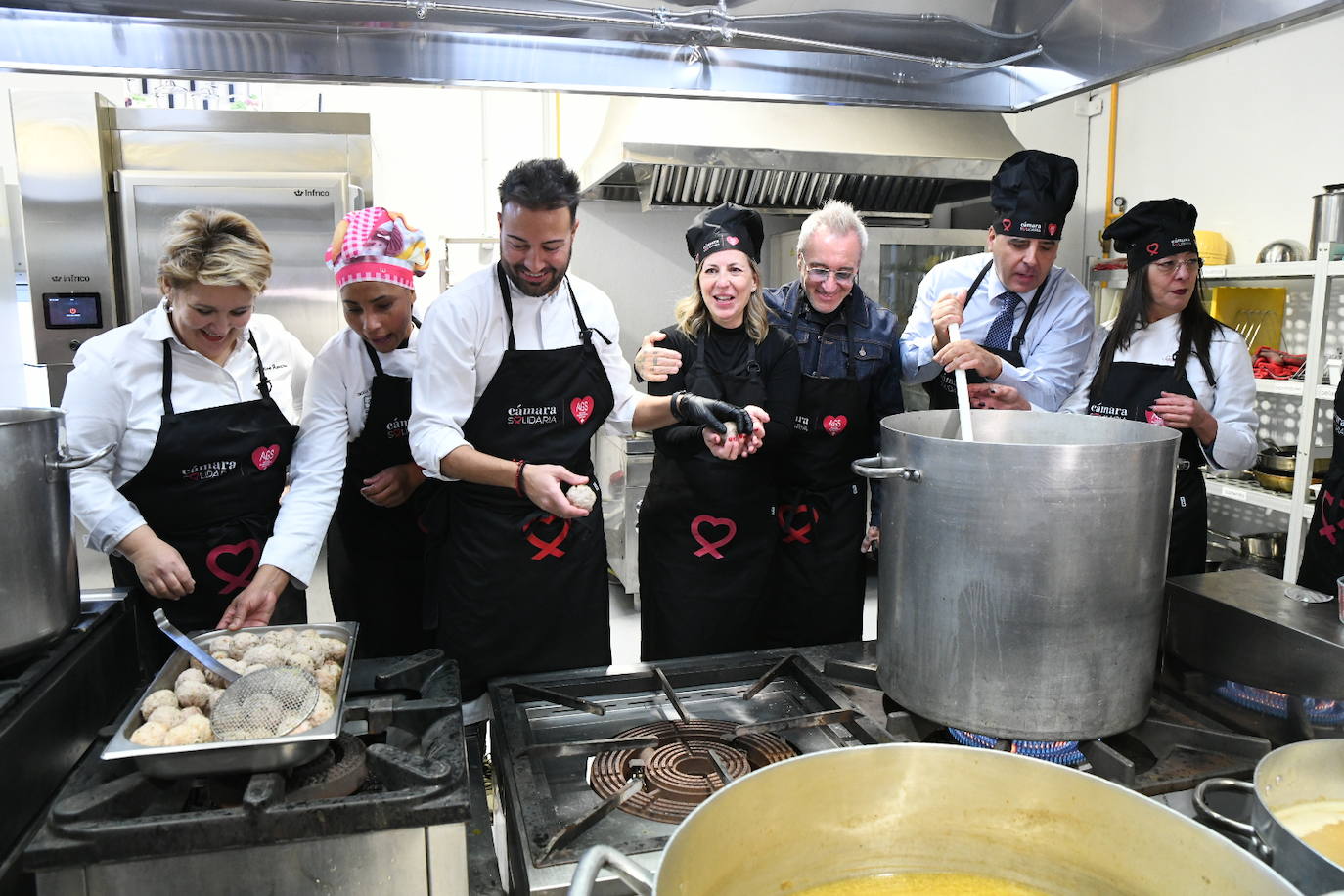 Los grandes chef dan el toque al cocido solidario de AGS