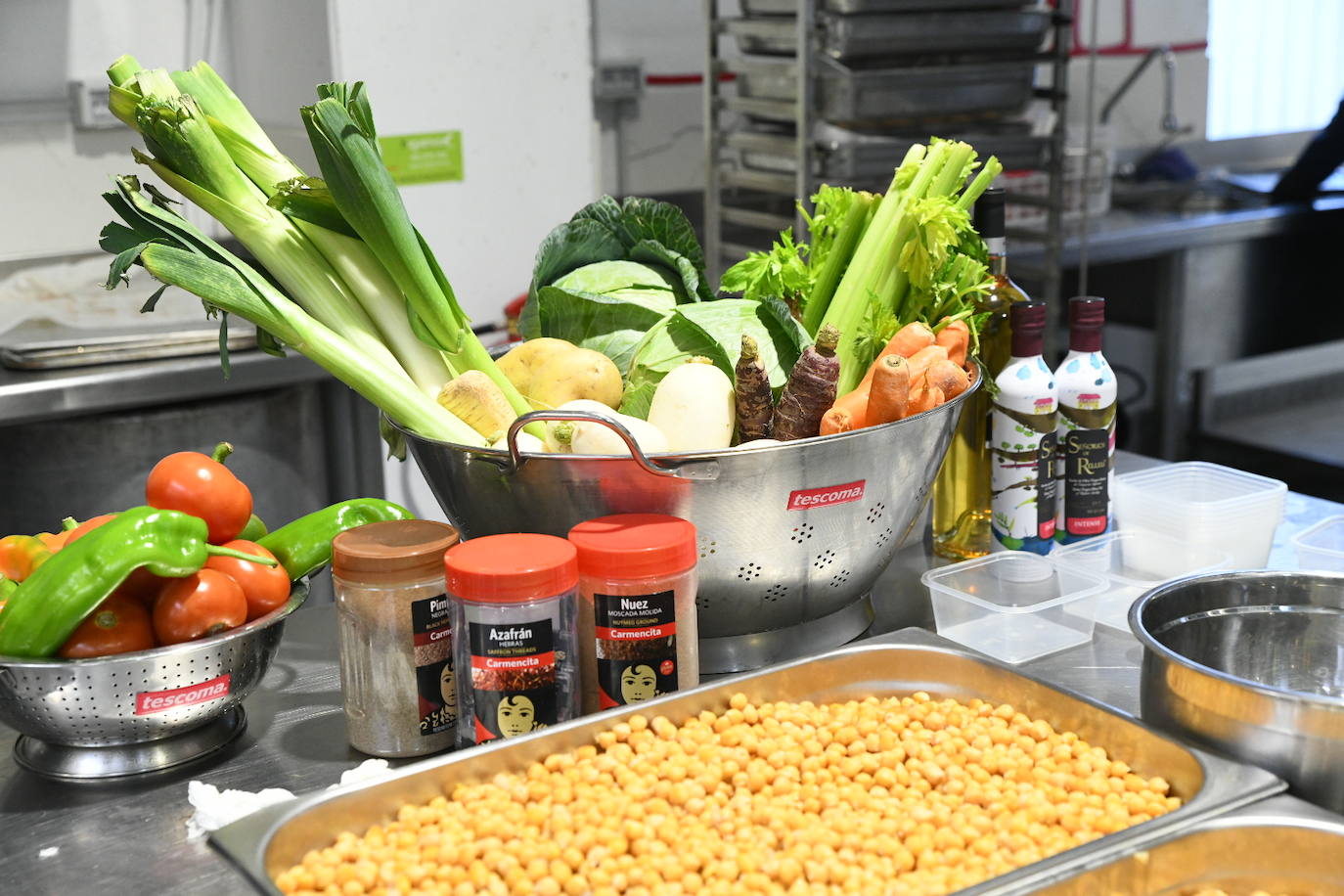 Los grandes chef dan el toque al cocido solidario de AGS