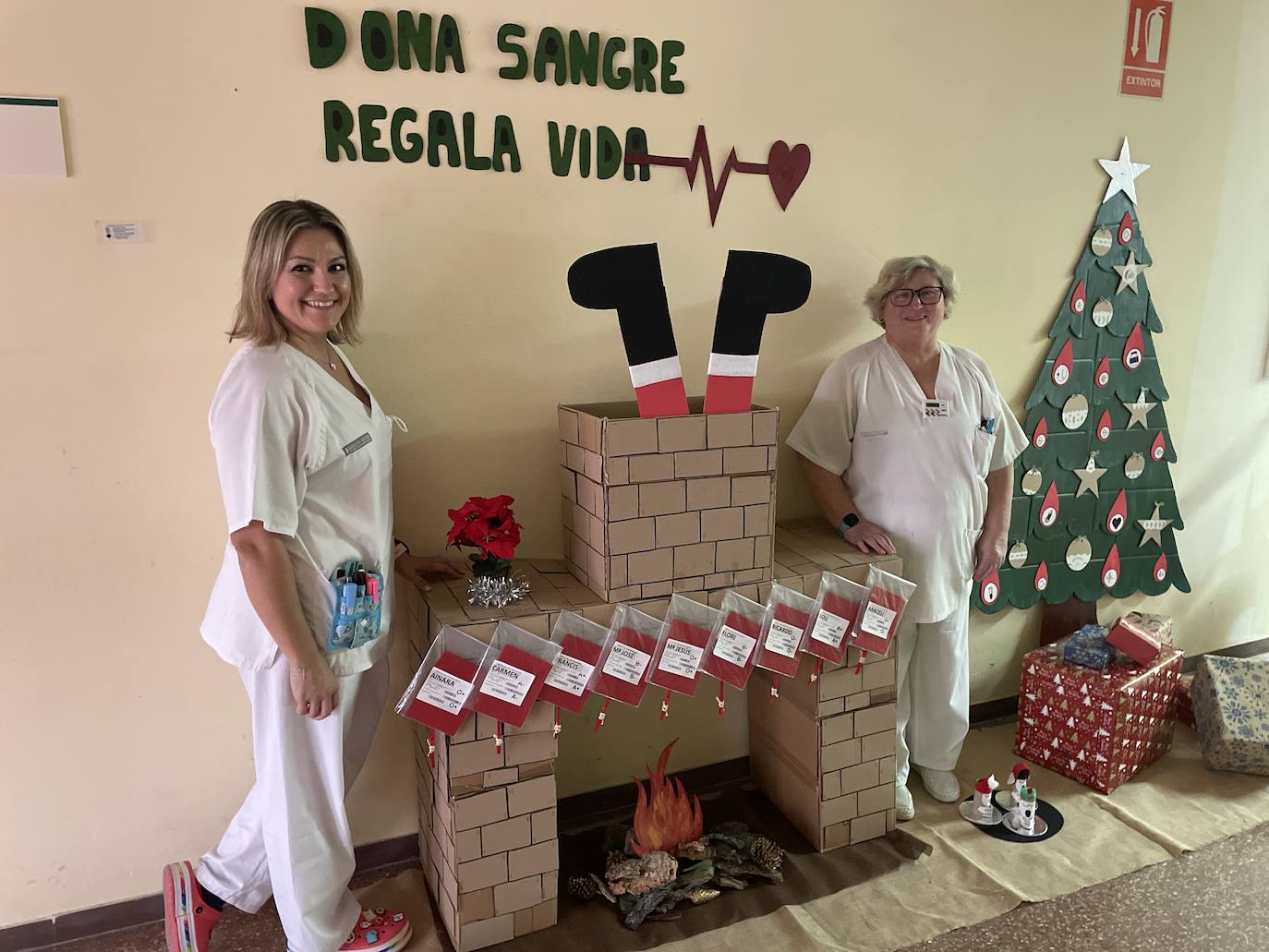 Imagen principal - La planta de pediatría del Hospital de Sant Joan gana el concurso de decoración navideña