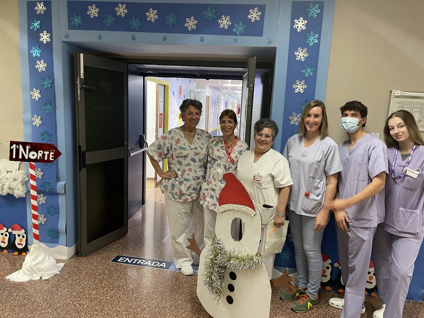 Imagen secundaria 2 - La planta de pediatría del Hospital de Sant Joan gana el concurso de decoración navideña