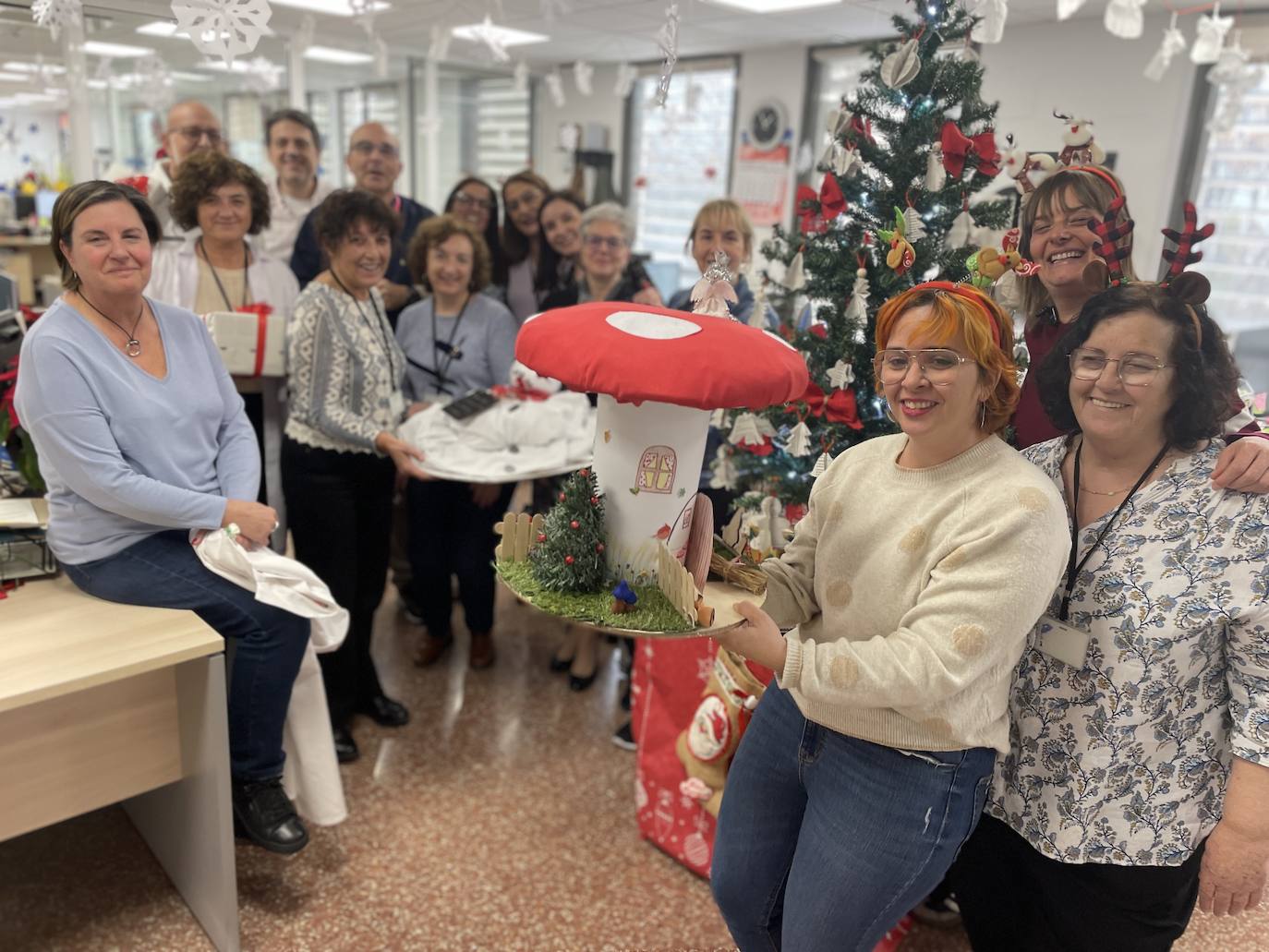 Imagen secundaria 1 - La planta de pediatría del Hospital de Sant Joan gana el concurso de decoración navideña
