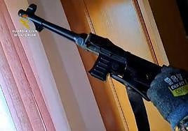 Una de las armas confiscadas por la Guardia Civil.