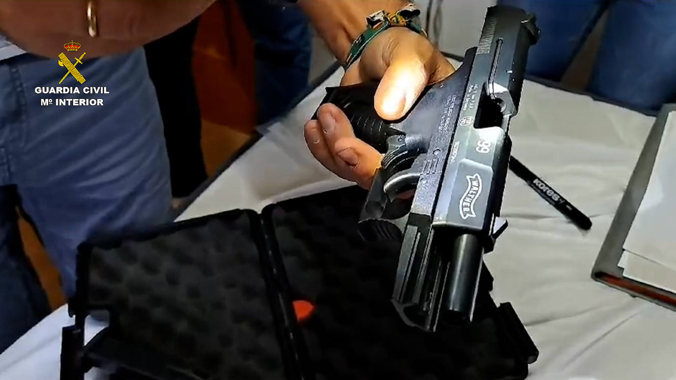 Una de las armas confiscadas.
