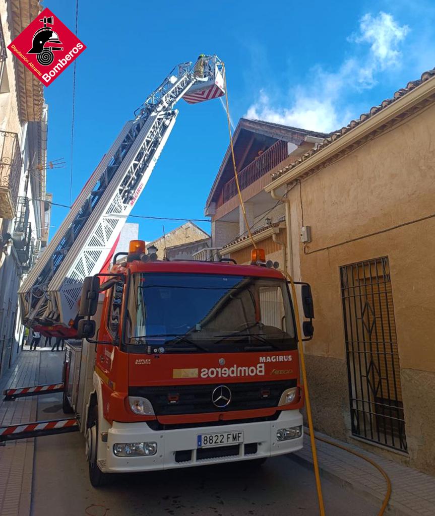 Los bomberos durante las labores de extinción.