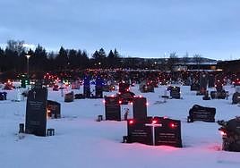Un cementerio decorado con luces navideñas, una tradición islandesa.