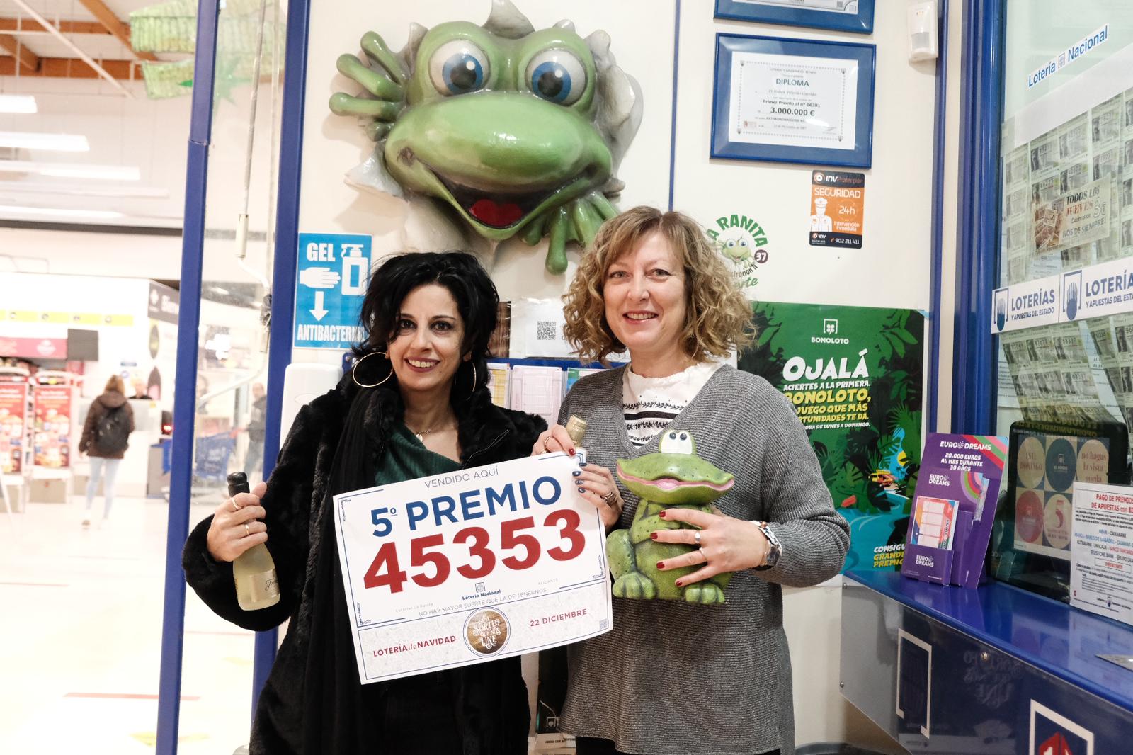 La alegría de los afortunados de la Lotería de Navidad en Alicante, en imágenes