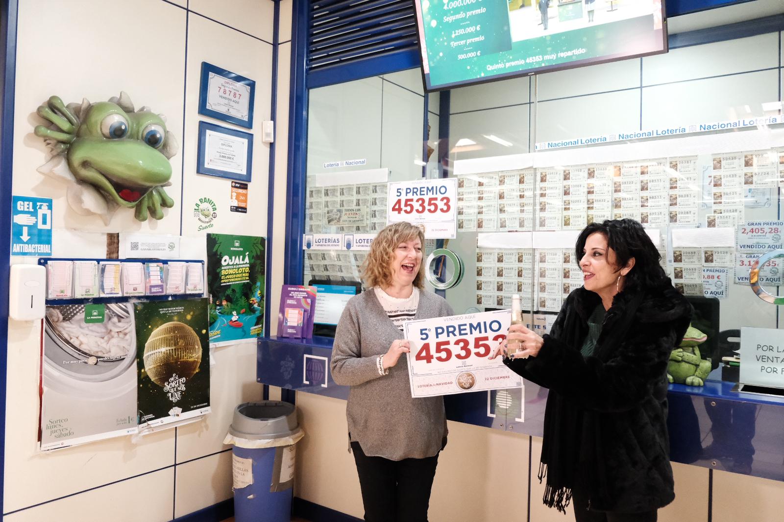 La alegría de los afortunados de la Lotería de Navidad en Alicante, en imágenes