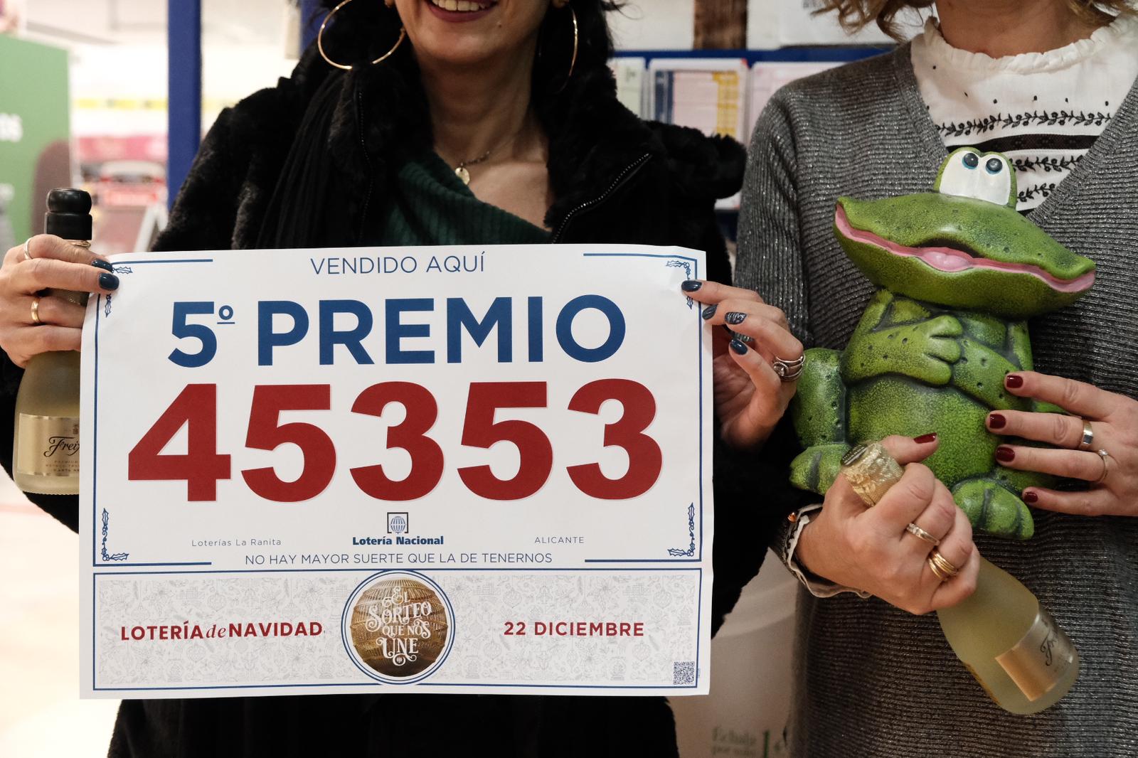 La alegría de los afortunados de la Lotería de Navidad en Alicante, en imágenes