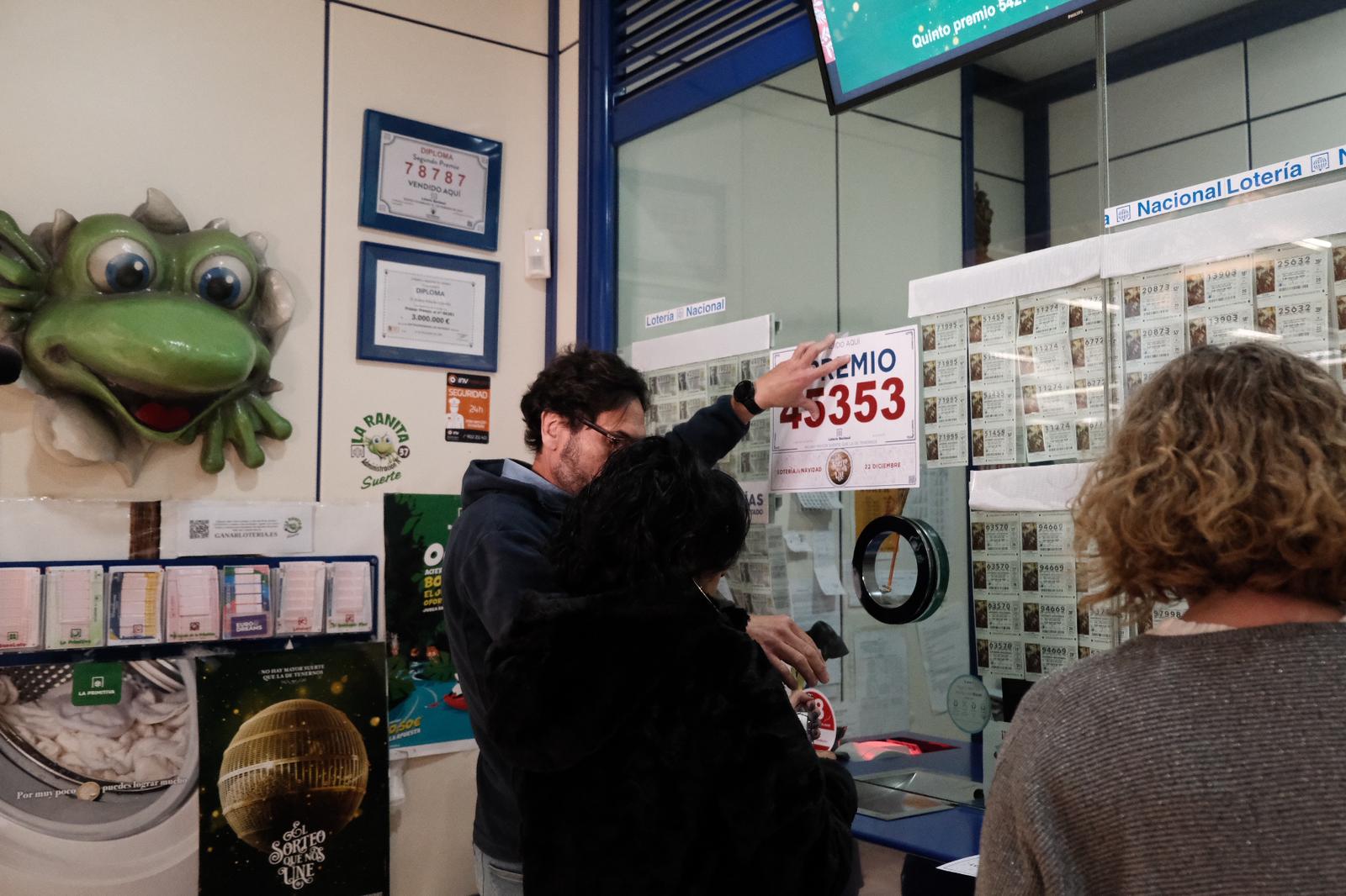 La alegría de los afortunados de la Lotería de Navidad en Alicante, en imágenes