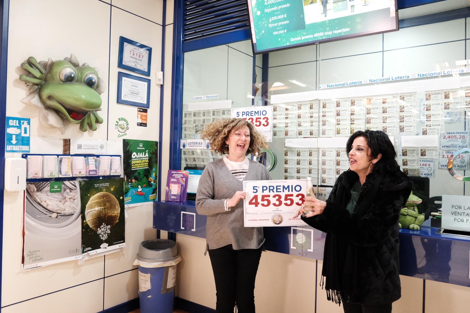 La alegría de los afortunados de la Lotería de Navidad en Alicante, en imágenes