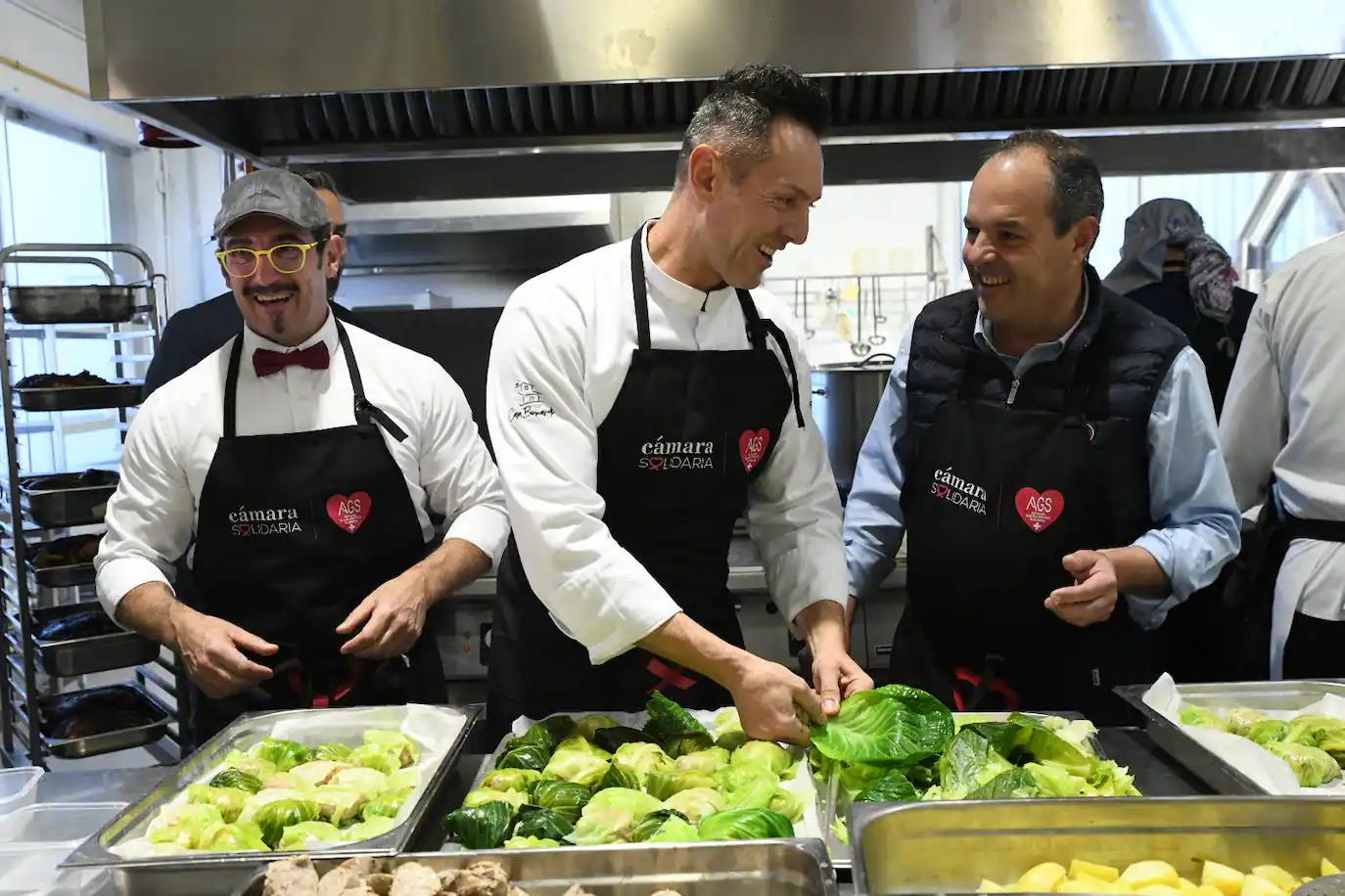 Bernardi bromea con Carlos Baño en la jornada organizada por Alicante Gastronómica Solidaria.