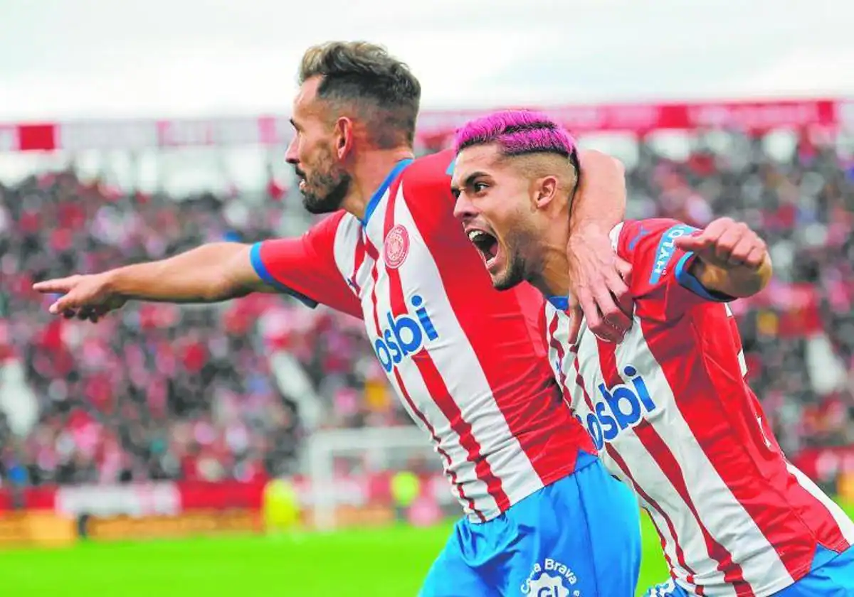El delantero Stuani y el defensa Yan Couto celebran un gol contra el Valencia.