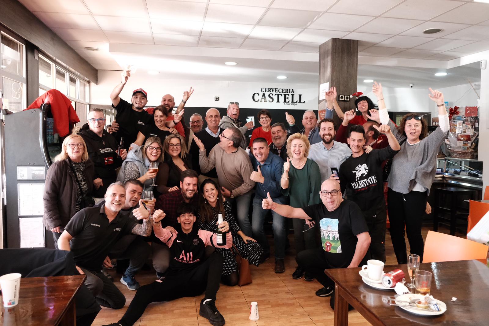 La alegría de los afortunados de la Lotería de Navidad en Alicante, en imágenes